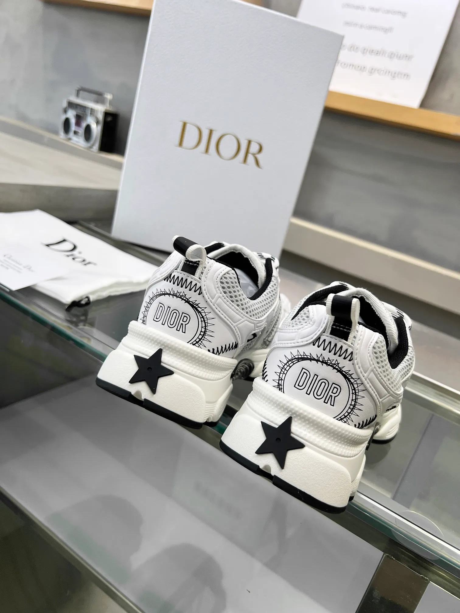 👟👟Ex-factory price 600👟👟 Women's shoes, women's clothing, women's shoes, women's clothing 2024's latest hot model Reba's brand new CHRONO shoes, the same model as Dior's DIOR, have a large amount of silver glossy structure and gray mesh material. The rebound of the sole has also been improved. The ultra-light outsole feels great👍👍👍. It has been increased by 5 centimeters. The recently popular thick-soled style makes you fall in love with it at first glance. The size is 35-40.